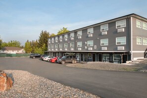 Front of property - Days Inn by Wyndham 100 Mile House (100 Mile House)