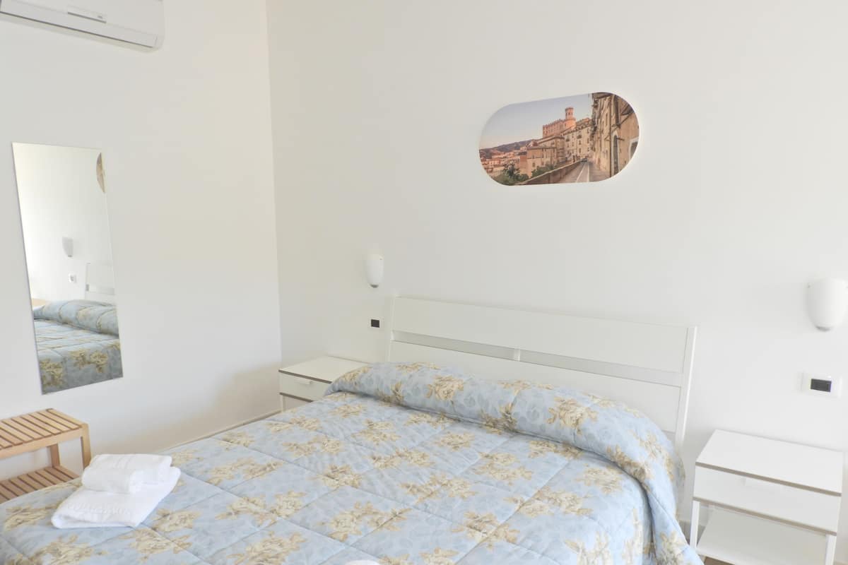 Comfort dubbelrum - 1 queensize-säng | Minibar, skrivbord, ljudisolering och barnsängar