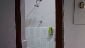 Casa, 3 habitaciones, cocina | Ducha del cuarto de baño