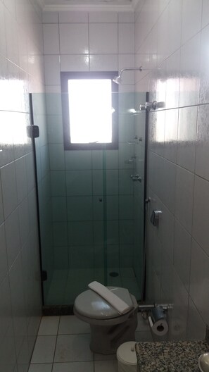 Shower, free toiletries, towels