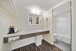 Standardzimmer, 2 Queen-Betten | Badezimmer | Komfortbadewanne, kostenlose Toilettenartikel, Handtücher