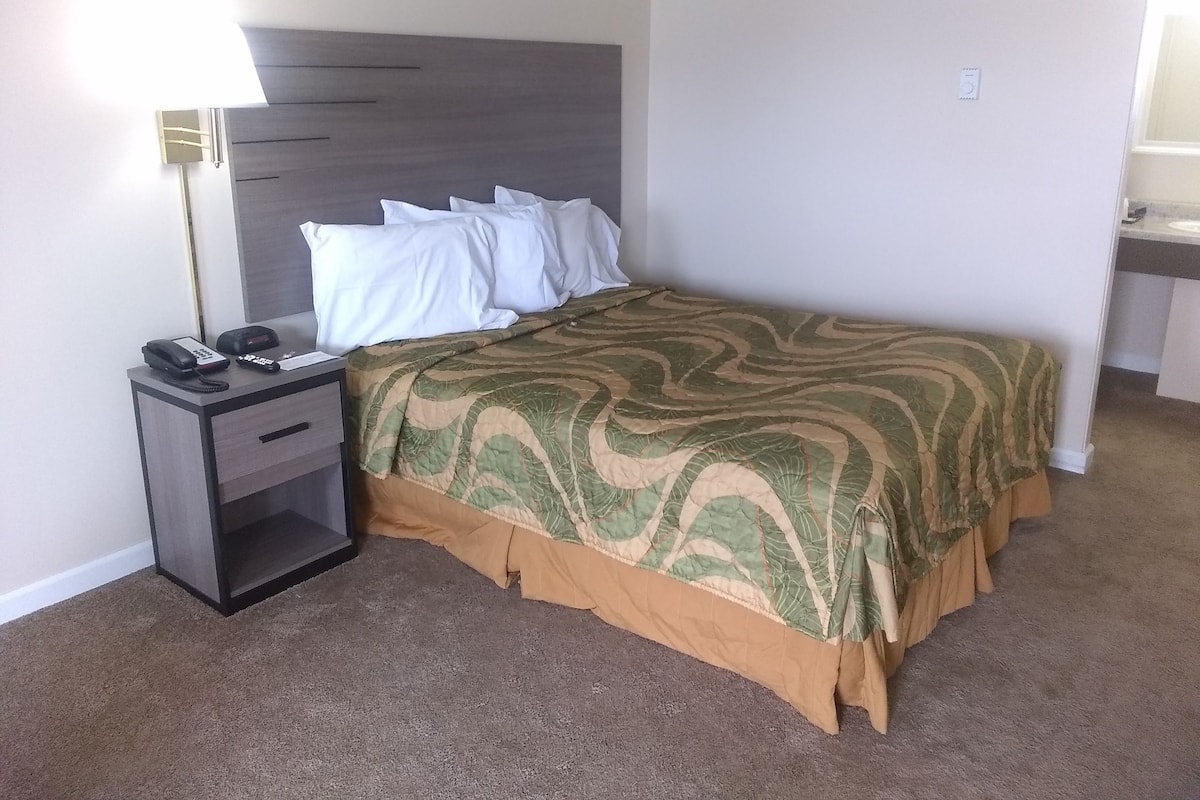 Standard Room, 1 Queen Bed | Premium bedding, desk, blackout drapes, WiFi (free)