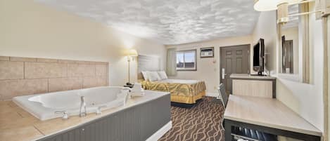 Suite, 1 grand lit, baignoire Ă jets | Literie de qualitĂ©, bureau, rideaux dâobscurcissement