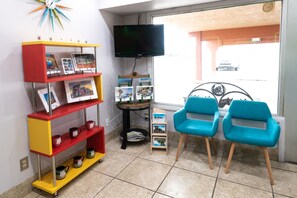 Lobby sitting area - Western Motel (Shamrock)