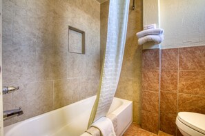 Combined shower/tub, free toiletries, hair dryer, towels - Western Motel (Shamrock)