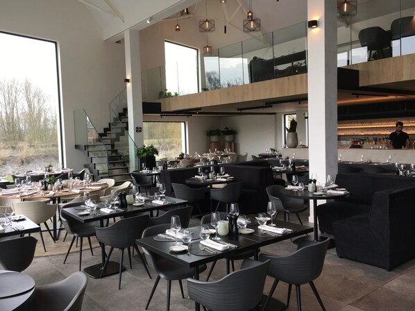 Serveert lunch en diner, lokale en internationale gerechten