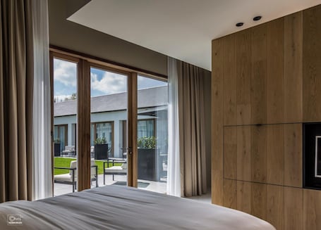 Minibar, caja de seguridad en la habitación y escritorio