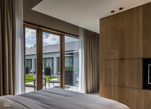 Een minibar, een kluis op de kamer, een bureau, geluiddichte muren