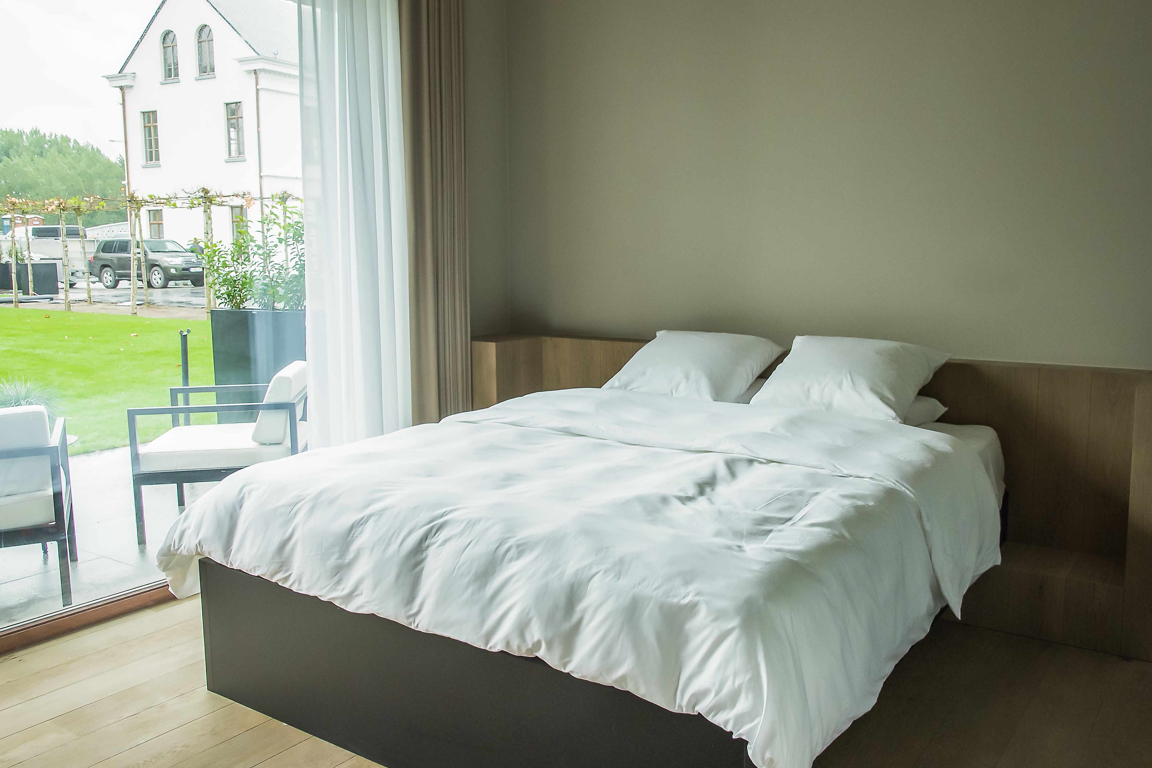 Minibar, safe på rommet, skrivebord og lydisolert