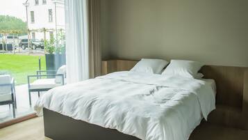 Minibar, safe på rommet, skrivebord og lydisolert