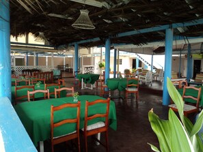 Petit déjeuner, déjeuner et dîner servis sur place