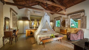 Luxury Bungalow | Egyptian cotton sheets, premium bedding, pillow-top beds, minibar