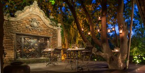 2 restaurantes, se sirve cena 