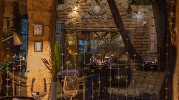 2 restaurantes; se sirven cenas y cocina local e internacional