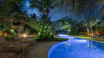 3 outdoor pools, pool loungers