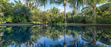 3 hồ bơi ngoài trời, ghế dài tắm nắng