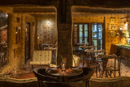2 restaurants, dinner served