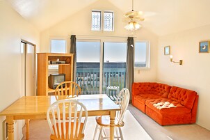 Condo, 1 Bedroom, Kitchen, Beach View | In-room dining
