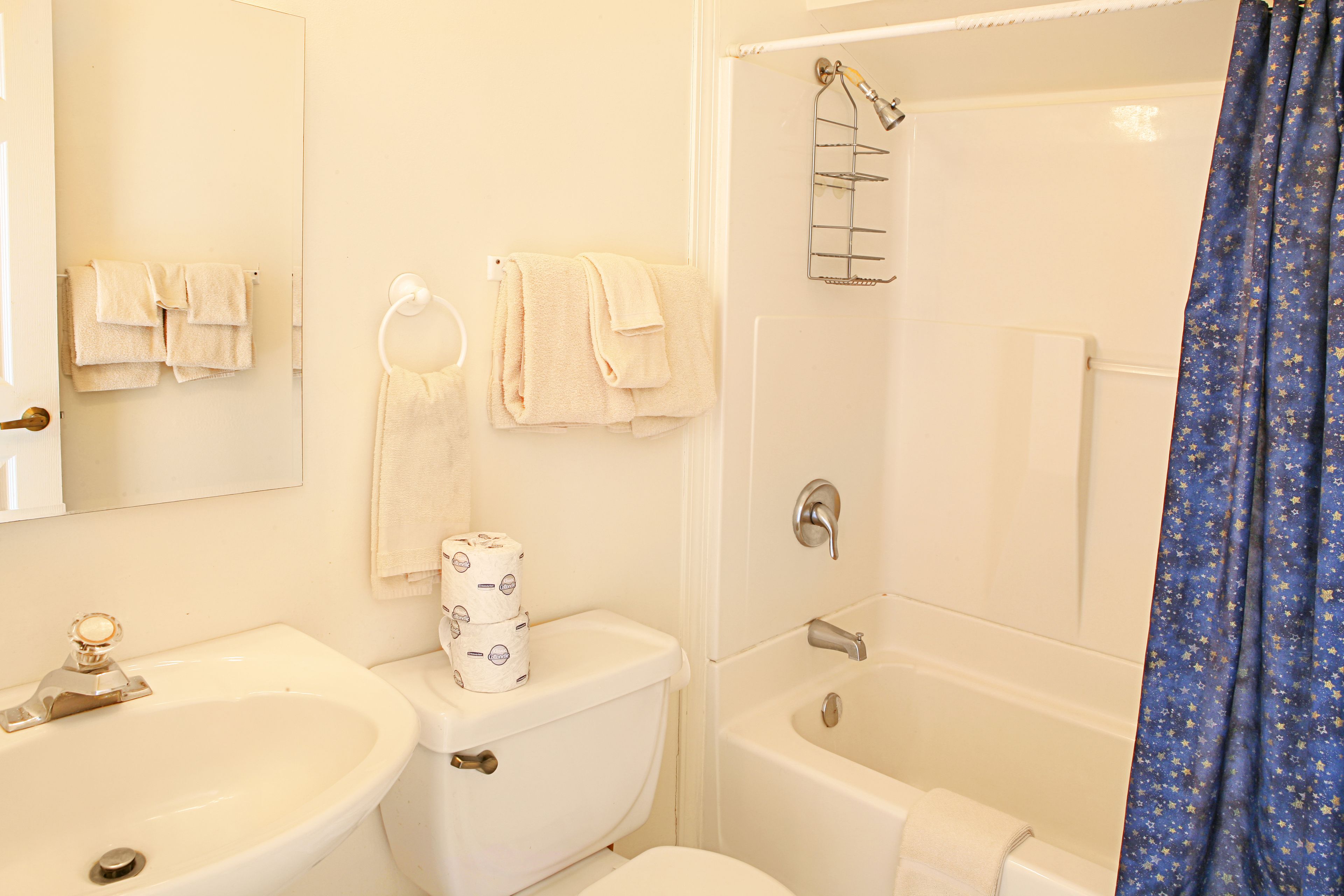 Un baño con lavamanos, inodoro y bañera.