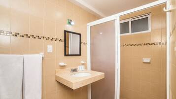 Camera doppia | Bagno | Doccia, set di cortesia gratuito, asciugamani, shampoo