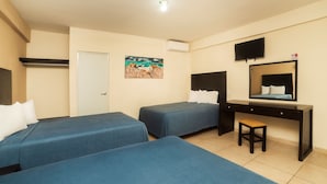 Una habitación de hotel con dos camas, un escritorio, una silla, un televisor y un cuadro en la pared.