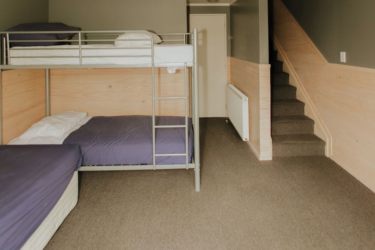 Loft familiar, baño en la habitación | Ropa de cama