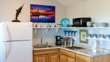 Réfrigérateur, micro-ondes, plaque de cuisson, cafetiÚre/bouilloire