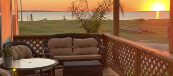 PRIVATE PIER "REDFISH LODGE" on Copano Bay