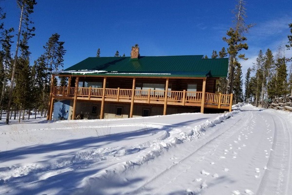 Exterior View facing Mountains
