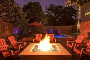 Property grounds - SocoVilla: Downtown/Pool/Golf Green/FirePit/18 Beds (Austin)