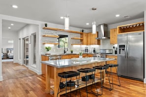 Fridge, microwave, oven, stovetop - SocoVilla: Downtown/Pool/Golf Green/FirePit/18 Beds (Austin)