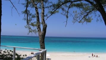 På stranden, solstolar och strandhanddukar