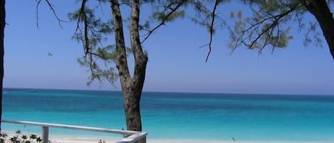 Sur la plage, chaise longue, serviettes de plage
