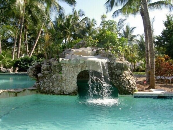 Outdoor pool - Paradise Island 9A-Sunrise Beach Club-Beachfront-Safe Haven Villa Del Mar (Paradise Island)
