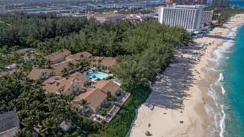 Aan het strand, ligstoelen aan het strand, strandlakens