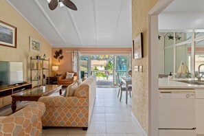 Smart-TV, DVD-spiller og bøker