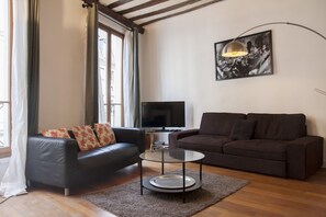 TV, Netflix, streaming services - Beautiful & Spacious flat in the heart of Saint Germain - Central Paris (Paris)