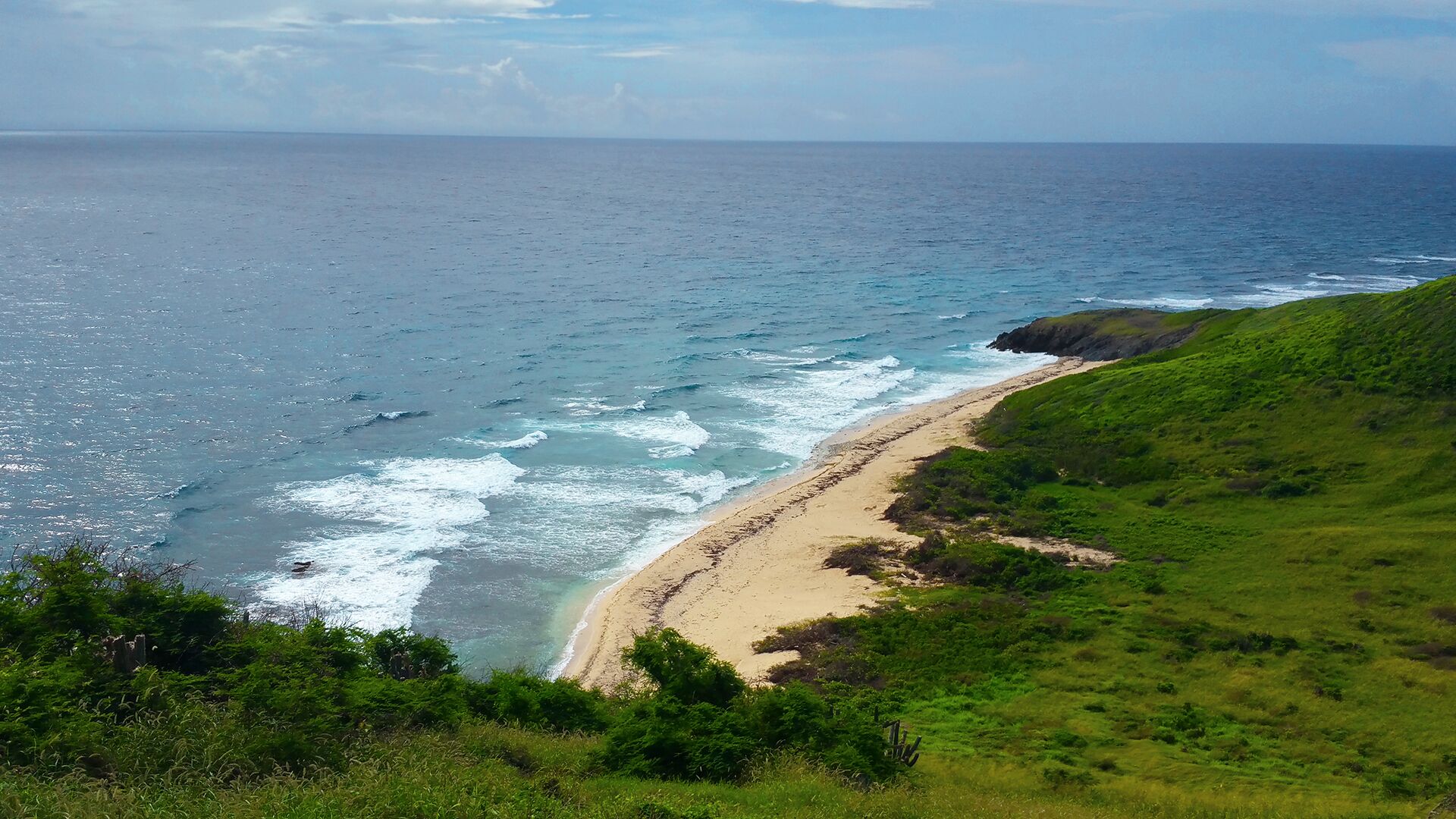 Un paisaje costero con playa y océano.