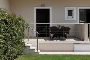 Outdoor dining - Deluxe Pool-View Apartment - 50m from Dassia Beach (Corfu)