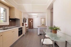 Fridge, oven, stovetop, coffee/tea maker