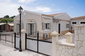 Exterior - Deluxe Pool-View Apartment - 50m from Dassia Beach (Corfu)