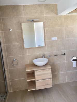Een douche, een haardroger, handdoeken, zeep