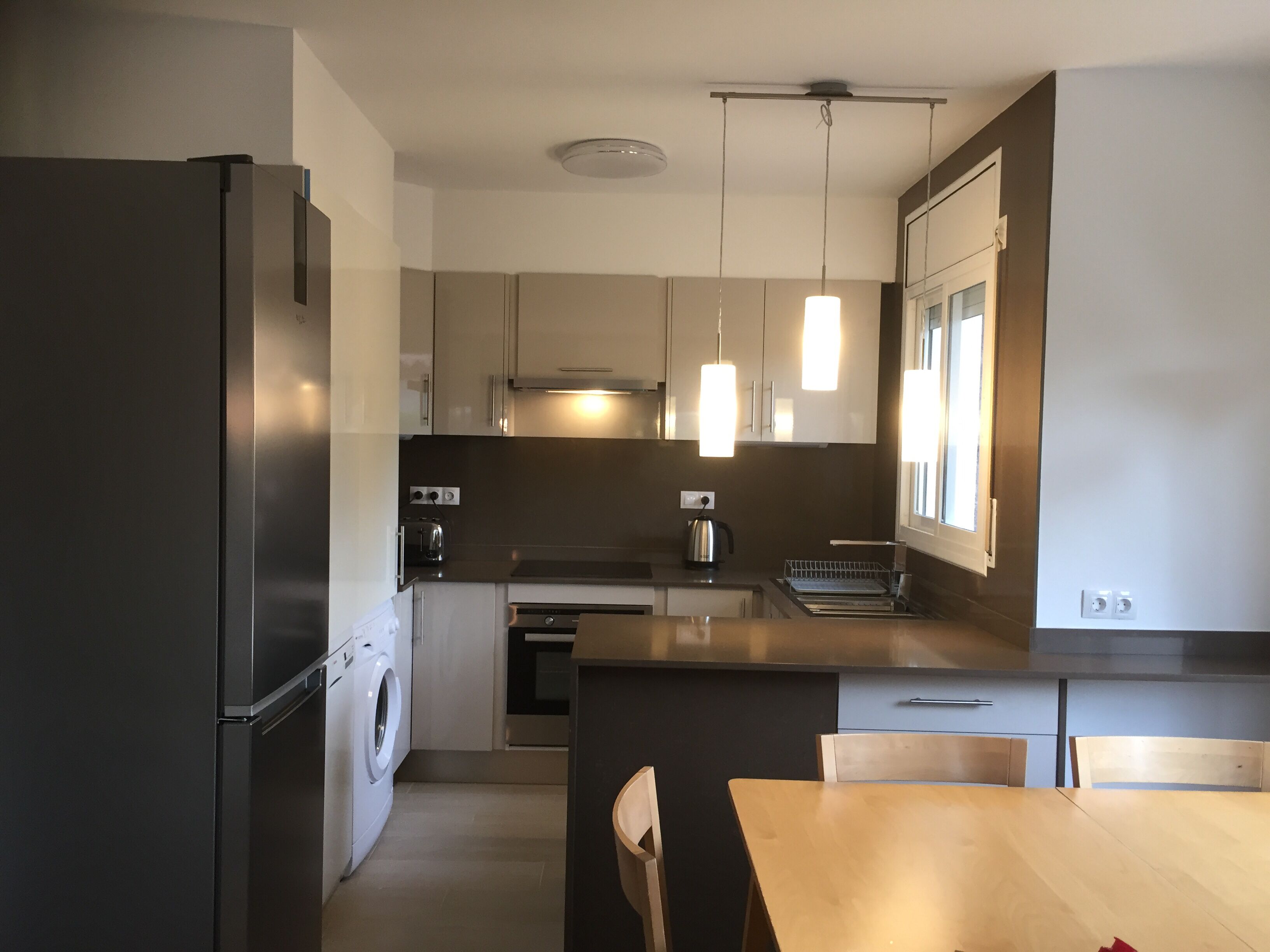 Jääkaappi, mikroaaltouuni, uuni, liesi