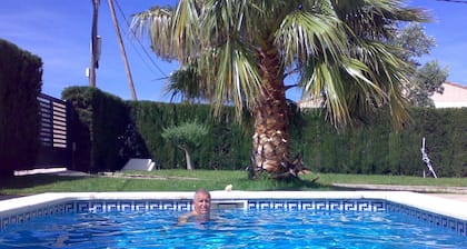Belle villa individuelle sur un terrain privé sécurisé avec piscine