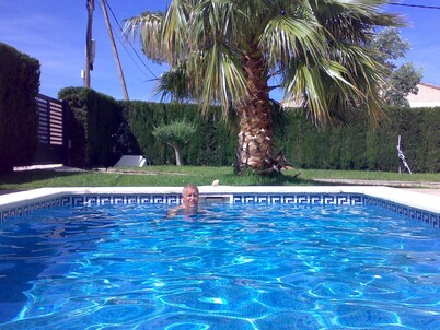 Hermosa villa independiente en un terreno privado y seguro con piscina