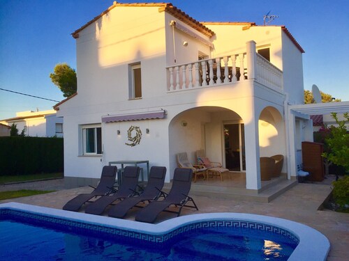 Kaunis omakotitalo yksityisillä turvallisilla tiloilla, joissa uima-allas