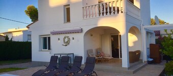 Beautiful detached villa in private secure grounds with swimming pool