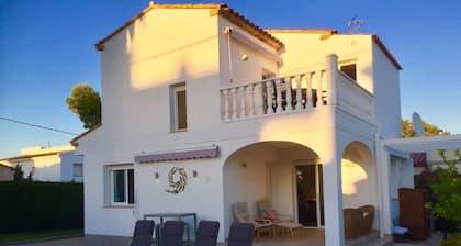 Kaunis omakotitalo yksityisillä turvallisilla tiloilla, joissa uima-allas