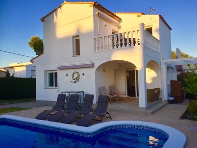 Beautiful detached villa in private secure grounds with swimming pool