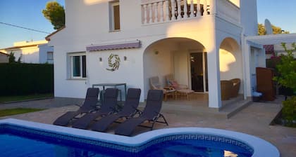 Beautiful detached villa in private secure grounds with swimming pool